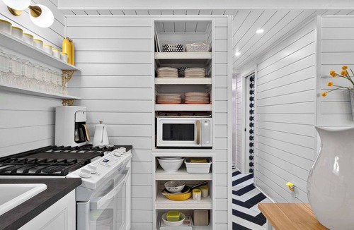 La Grange Apartment | Cheeky RxR | Art Museum Loft with rooftop deck!