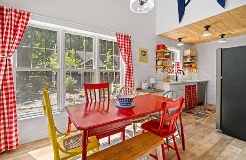 Sturgeon Bay Cottage | Cheerful Accessible Cottage on Lake Michigan in Door County
