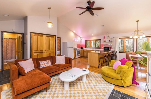 South Bloomingville Cabin | Cheerful Cabin, Games, Hot tub, Swings, and Fun! Caves very close!