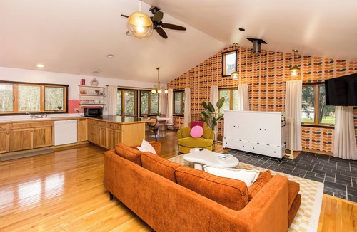 South Bloomingville Cabin | Cheerful Cabin, Games, Hot tub, Swings, and Fun! Caves very close!