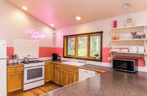 South Bloomingville Cabin | Cheerful Cabin, Games, Hot tub, Swings, and Fun! Caves very close!
