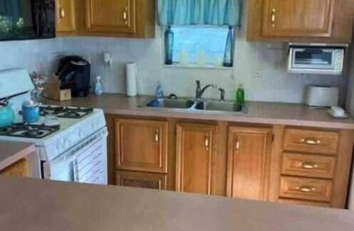 South Casco Cottage | Cheerful cottage with All inclusive family fun!