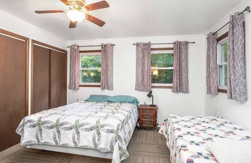 Newaygo Cottage | Cheerful Emerald Lake Cottage-3 bedroom, 2 bath