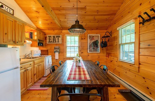 Lincolnville House | Cheerful Two Bedroom Cabin - 10 minutes to Camden!