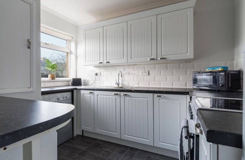 Ashington House | Chestnut House - Sleeps 4 - Pet Friendly - Parking