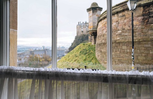 Old Town Apartment | Chic 1BD Flat with Views of Edinburgh Castle