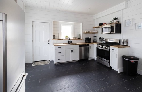 Cleveland House | Chic 4 BR: Minutes to Cleveland Clinic, CWRU & UH!