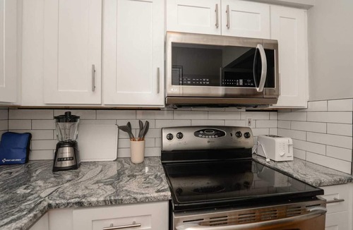 Brook Park House | Chic Brook Park 2BR | Your Gateway to Airport & Downtown