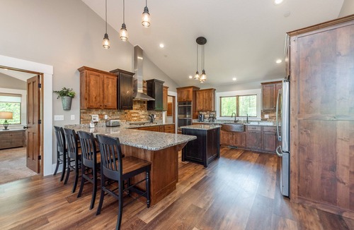 McHenry House | Chic Chalet w/Hot Tub, Gym & Lake Access