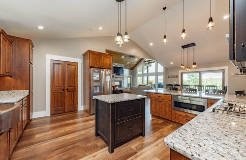 McHenry House | Chic Chalet w/Hot Tub, Gym & Lake Access