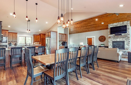 McHenry House | Chic Chalet w/Hot Tub, Gym & Lake Access
