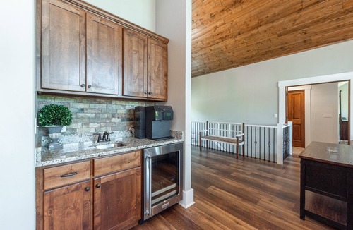 McHenry House | Chic Chalet w/Hot Tub, Gym & Lake Access