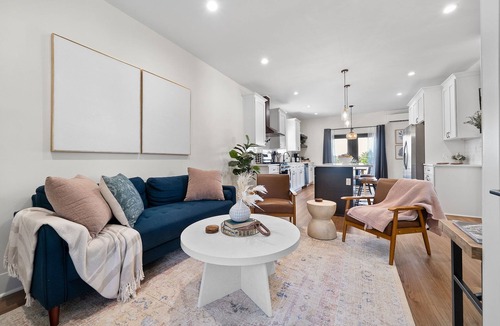 Crafton House | Chic City Retreat w Views Fully Renovated Chef’s Kitchen GreenTree Exit