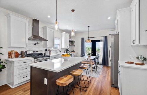 Crafton House | Chic City Retreat w Views Fully Renovated Chef’s Kitchen GreenTree Exit