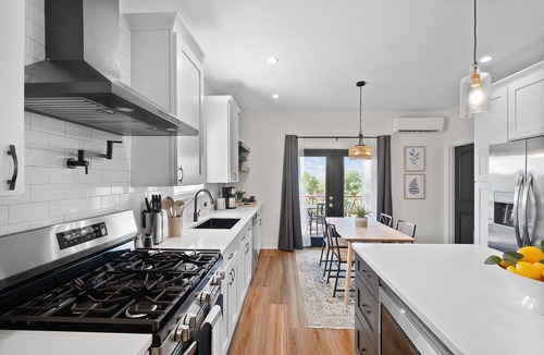 Crafton House | Chic City Retreat w Views Fully Renovated Chef’s Kitchen GreenTree Exit