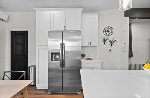 Crafton House | Chic City Retreat w Views Fully Renovated Chef’s Kitchen GreenTree Exit