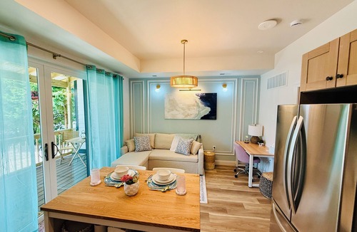 Phoenix Hill Apartment | Chic Coastal Elegant Luxury Hotel Suite in the Highlands - 1Bed/1Ba+Free Parking