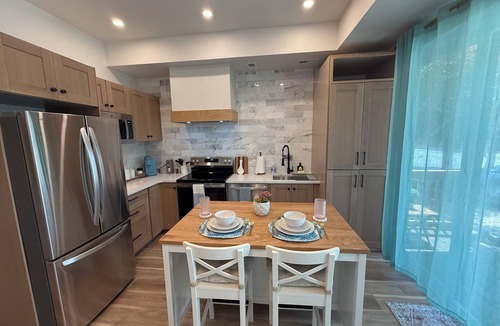 Phoenix Hill Apartment | Chic Coastal Elegant Luxury Hotel Suite in the Highlands - 1Bed/1Ba+Free Parking