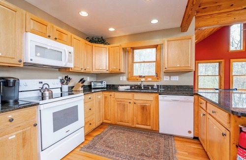 McHenry House | Chic Dog Friendly Chalet w/Fire Pit & Hot Tub
