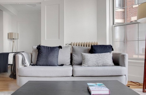 North Brookline Apartment | Chic Lakeview 2BR w/ W/D & Pool, 3 blocks to Lakefront, by Blueground