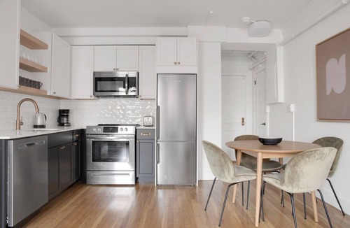 North Brookline Apartment | Chic Lakeview 2BR w/ W/D & Pool, 3 blocks to Lakefront, by Blueground
