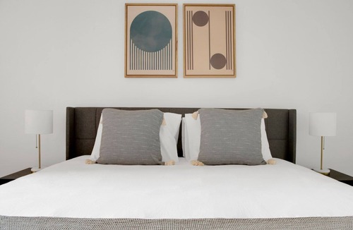 North Brookline Apartment | Chic Lakeview 2BR w/ W/D & Pool, 3 blocks to Lakefront, by Blueground
