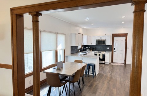 Lakewood House | Chic Remodel Sleep 8 Walk to Bars/Food, 10 min to DT