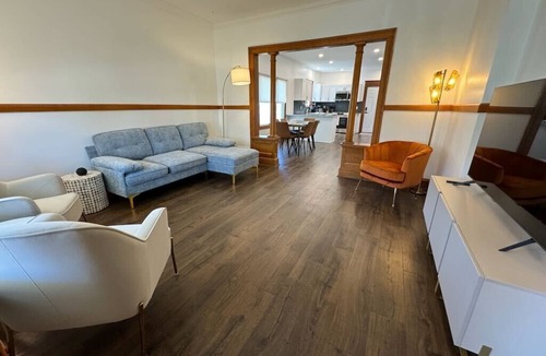 Lakewood House | Chic Remodel Sleep 8 Walk to Bars/Food, 10 min to DT