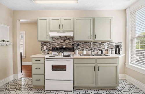 Wilder Park Apartment | Chic Southern Parkway Unit | Near Downtown Lou!