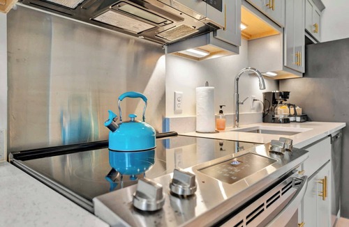 Downtown Louisville Apartment | Chic Studio w/Free Parking | Near Norton Hospital