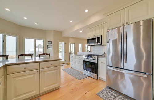 De Tour Village House | Chic Townhome on Lake Huron w/Private Beach!