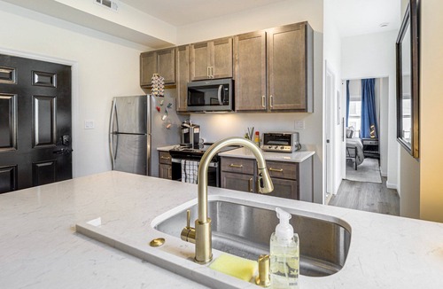 Cincinnati Apartment | Chic Urban Retreat - Modern Design, Smart Fans, Stainless Kitchen