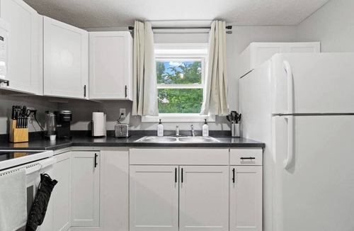 Fort Wayne Apartment | City 1BR Apartment | Downtown Location & Parking