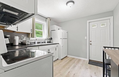 Fort Wayne Apartment | City 1BR Apartment | Downtown Location & Parking