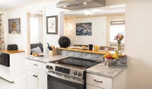 Southern Coast Apartment | City Oasis and Spa Close to Beaches