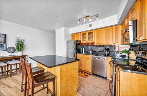 Ohio City Apartment | City View Modern Balcony Parking Gym 512