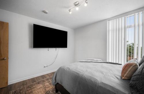Ohio City Apartment | City View Modern Balcony Parking Gym 512