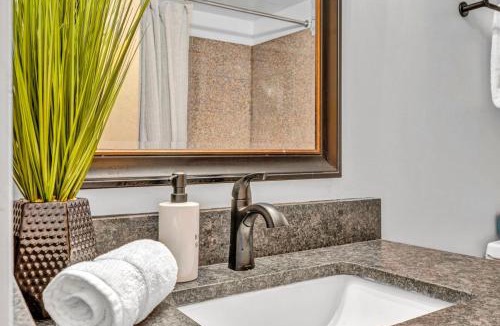Ohio City Apartment | City View Modern Balcony Parking Gym 512