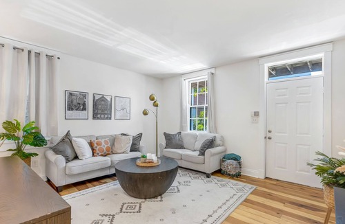 Pendleton House | City View Oasis: Downtown with 3 FREE Parking Spots & 3 Balconies!