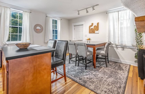 Pendleton House | City View Oasis: Downtown with 3 FREE Parking Spots & 3 Balconies!