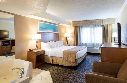 Romulus Hotel | Clarion Hotel Detroit Metro Airport