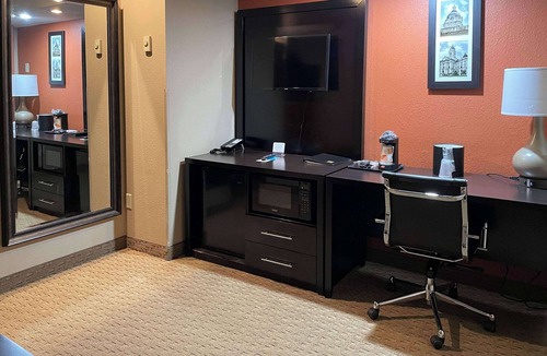 Evansville Hotel | Clarion Inn & Suites Evansville Eastland Area