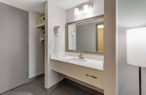 Erie Hotel | Clarion Pointe Near Erie Casino