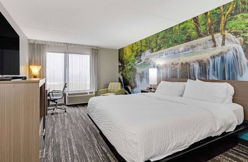 Erie Hotel | Clarion Pointe Near Erie Casino