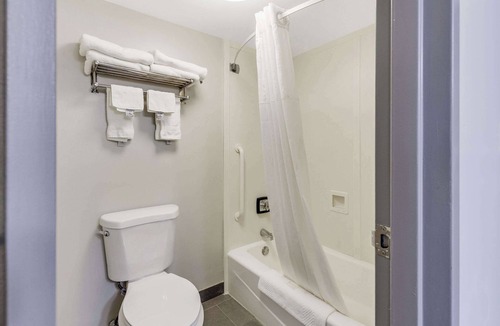 Erie Hotel | Clarion Pointe Near Erie Casino