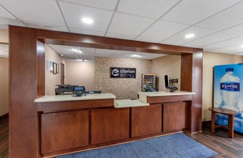 Mount Pleasant Hotel | Clarion Pointe Racine - Mount Pleasant