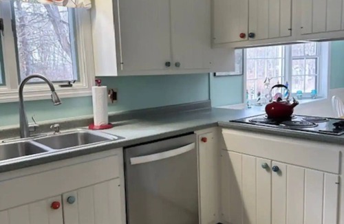Mid-Coast and Islands House | Classic 3 bedroom cape on the stunning coast of Maine, sleeps 8 people