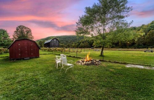 Beaver Dams House | Classic Cabin Charm| Fire Pit| Minutes to Wineries