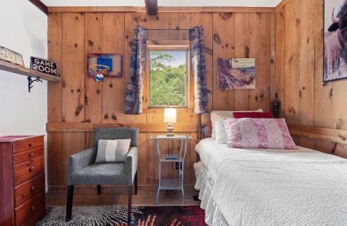 Beaver Dams House | Classic Cabin Charm| Fire Pit| Minutes to Wineries