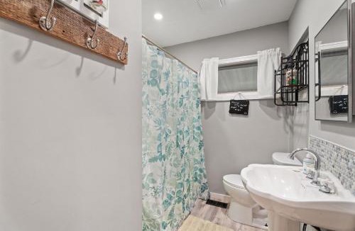 Beaver Dams House | Classic Cabin Charm| Fire Pit| Minutes to Wineries